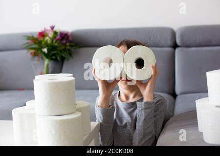 Enfant, jouer avec du papier toilette à la maison Banque D'Images