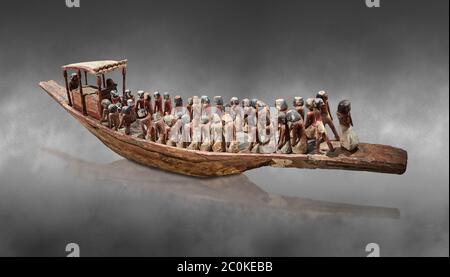 Ancien modèle égyptien d'un bateau funéraire avec un auréoiseur et un sarcopagus sous un canope, Royaume du milieu (1980-1700 av. J.-C. Musée égyptien, Turin. Cat. 1209 Banque D'Images