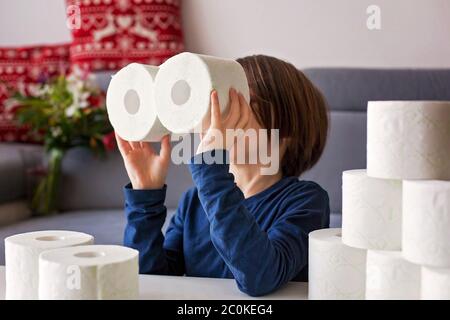 Enfant, jouer avec du papier toilette à la maison Banque D'Images