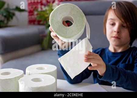 Enfant, jouer avec du papier toilette à la maison Banque D'Images