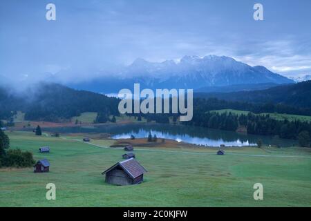 cabane en bois sur les prairies alpines le matin Banque D'Images