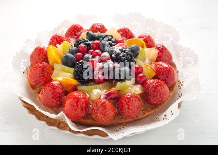 Gâteau avec beaucoup de fruits frais : les fraises , kiwi , fruits , melon Banque D'Images
