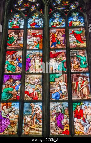 Vue sur la fenêtre avec verre coloré représentant des scènes bibliques à la magnifique cathédrale de Milan, Milan, Italie, heure d'été Banque D'Images