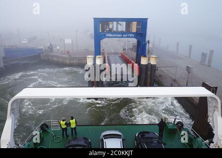 Wyk sur Föhr - atterrissage en ferry dans le brouillard Banque D'Images