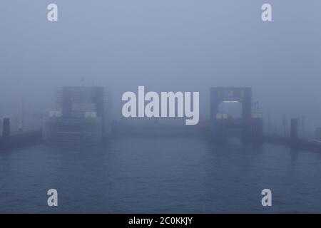 Wyk sur Föhr - atterrissage en ferry dans le brouillard Banque D'Images