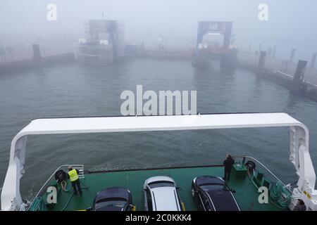 Wyk sur Föhr - atterrissage en ferry dans le brouillard Banque D'Images