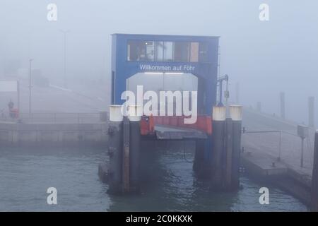 Wyk sur Föhr - atterrissage en ferry dans le brouillard Banque D'Images