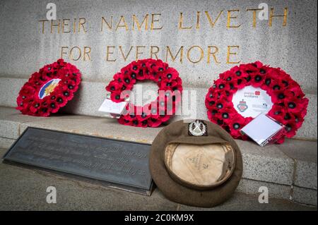 Couronnes et chapeau de feu Jack Low qui a servi avec 2 Company Queen's Own Cameron Highlanders 51e Highland Division pendant la Seconde Guerre mondiale, Posé à la Pierre du souvenir à l'extérieur des chambres de ville d'Édimbourg lors de la commémoration de St Valery pour rappeler les milliers d'Écossais qui ont été tués ou capturés lors de « l'oubli de Dunkerque » il y a 80 ans. Banque D'Images