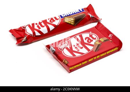 Le kit Kat Chunky et la version originale du kit Kat à quatre doigts sur fond blanc Banque D'Images