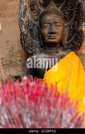 Encens avec Bouddha dans l'arrière Banque D'Images