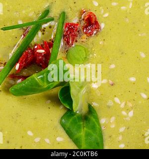 Soupe de concombre froide avec des graines de sésame Banque D'Images