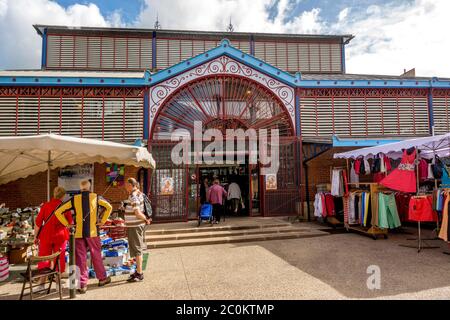 Marché couvert de Millau, Parc naturel régional des Grands Causses, département de l'Aveyron, Occitanie, France Banque D'Images