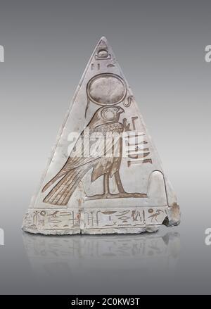 Face sud de l'ancien Pyramidion égyptien de Ramose avec la représentation de Horus, Limestone, Nouveau Royaume, 19e Dtaminent (1292-1190 av. J.-C.), Dier el-Medina. Égypte Banque D'Images