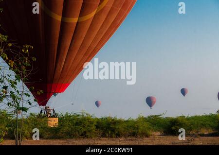 Hot Air Balloon landing à Bagan Myanmar Banque D'Images