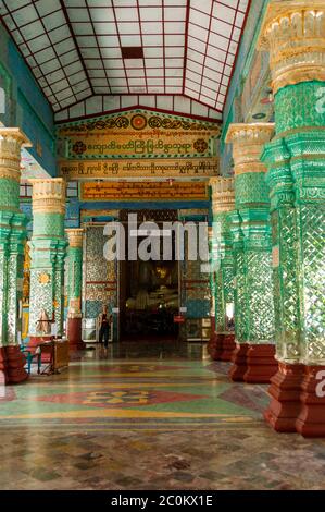 En couloir de marbre bouddha à Mandalay Banque D'Images