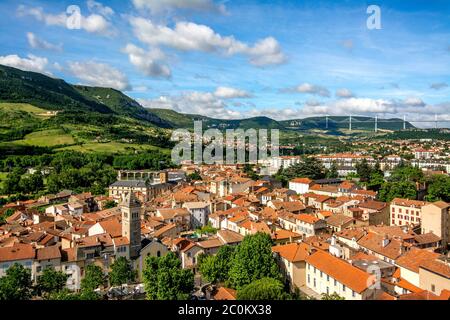 Ville de Millau et Viaduc au-dessus du Tarn, Parc naturel régional des Grands CaussesLe viaduc de Millau, département de l'Aveyron, Occitanie, France Banque D'Images