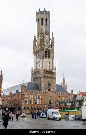 Le beffroi historique de Bruges dans la place du marché (Markt) dans le centre de la ville de Bruges, Flandre Occidentale, Nord-Ouest de la Belgique Banque D'Images