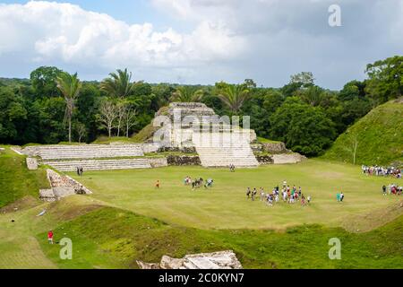 Une structure pyramidale à l'étape Altun Ha, les ruines d'une ancienne ville maya à Belize, dans la jungle Banque D'Images