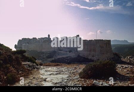 Images numérisées d'archives d'une Corse passée. La citadelle de Bonafacio se trouve sur ses fortifications au bord de la mer Méditerranée Banque D'Images