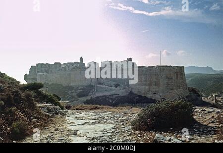 Images numérisées d'archives d'une Corse passée. La vieille ville de Bonafacio se trouve sur ses fortifications, à côté de la mer du Meditteranné Banque D'Images