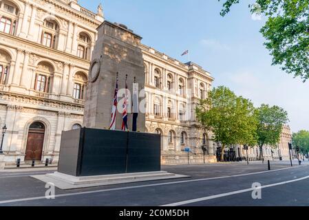 Vue d'une arnaque de Cenotaph en prévision de ce week-end Black Lives important protester dans la crainte qu'il sera vandalisé. Banque D'Images