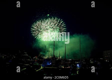 Vue panoramique sur les feux d'artifice de la Principauté de Monaco par une belle journée de tempête Banque D'Images