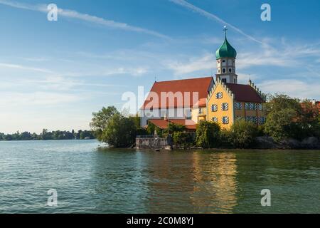 L'église historique et le château sont édifié sur une petite île de Wasserburg, le lac de Constance (Bodensee) en Allemagne Banque D'Images