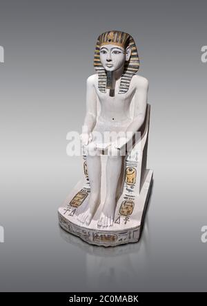 Ancienne statue culte égyptienne d'Amenhoptep I, calcaire, Nouveau Royaume, 19e dynastie, (1292-1190 av. J.-C., Deir el-Medina. Musée égyptien, Turin. Fond gris Banque D'Images