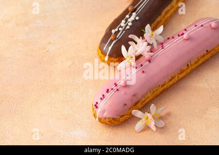 ecleclares fraîches et sucrées, pâtisseries, avec une fraise et un chocolat glacis et une garniture de baies Banque D'Images