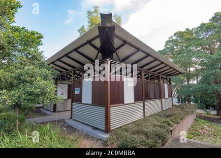 Ce bâtiment public d'ablutions contenant des douches et des toilettes par l'architecte Richard Leplastrier disparaît presque dans son environnement de plantation indigène. Banque D'Images