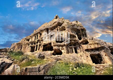 Tlos acropolis et maison lycienne et tombes de type temple coupées en pierre. Tlos est où le héros mythologique Bellerophon a vécu le cheval volant à ailes Pegasus. Ana Banque D'Images