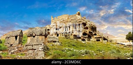 Tlos acropolis et maison lycienne et tombes de type temple coupées en pierre. Tlos est où le héros mythologique Bellerophon a vécu le cheval volant à ailes Pegasus. Ana Banque D'Images