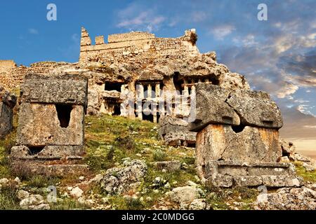 Tlos acropolis et maison lycienne et tombes de type temple coupées en pierre. Tlos est où le héros mythologique Bellerophon a vécu le cheval volant à ailes Pegasus. Ana Banque D'Images