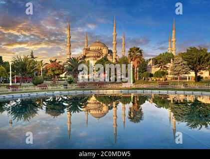 Coucher de soleil sur la mosquée du Sultan Ahmed (Sultanahmet Camii) ou la Mosquée bleue, Istanbul, Turquie. Construit de 1609 à 1616 sous la domination d'Ahmed I. Banque D'Images
