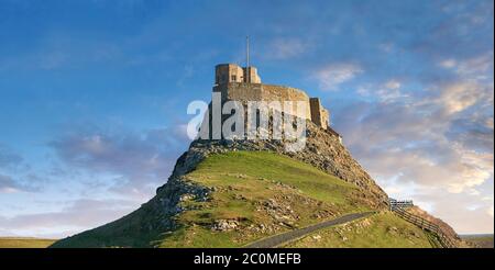 Château de Lindisfarne et pots à homard, bateau de pêche - château du XVIe siècle, Île Sainte, Lindisfarne, Northumberland, Angleterre Banque D'Images