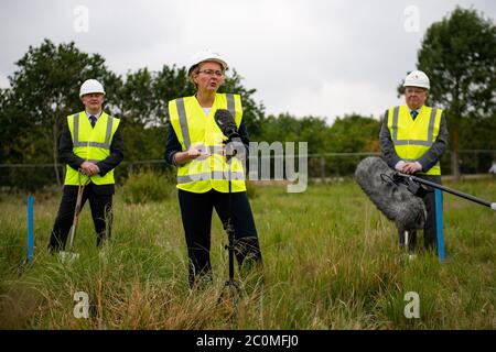 Philippa Rawlinson, directrice générale de l'arboretum du Mémorial national (C), aux côtés de Bryn Hughes (L), père de PC Nicola Hughes, et de Paul Bone (R), père de PC Fiona Bone, lors d'une cérémonie d'inauguration du nouveau Mémorial de la police britannique à l'arboretum du Mémorial national d'Alreewa, Staffordshire. Banque D'Images