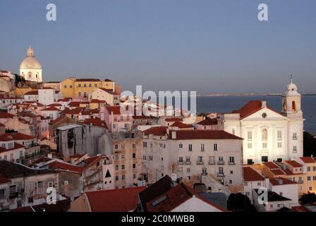 Lisbonne est la capitale du Portugal, surplombant l'océan Atlantique. C'est une belle ville pleine de charme. La basilique Estrela est un excellent exemple de Por Banque D'Images