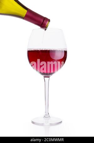 Verre transparent et une bouteille de vin rouge Banque D'Images