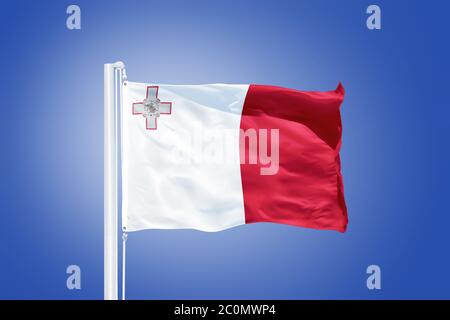Drapeau de Malte volant contre un ciel bleu Banque D'Images
