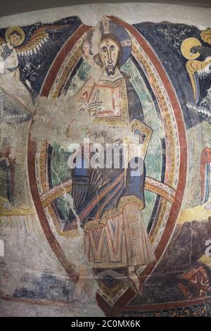 Jésus Christ en majesté représenté dans la fresque romane médiévale datant de la deuxième moitié du XIIe siècle de l'abside de l'église de Sant Pau i Sant Pere d'Esterri de Cardós dans le village d'Esterri de Cardós dans la province de Lleida en Catalogne, Espagne, Maintenant exposé au Musée national d'Art de Catalogne (Museu Nacional d'Art de Catalunya) à Barcelone, Catalogne, Espagne. Banque D'Images