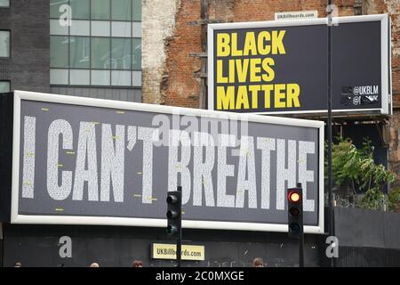 Le panneau Black Lives Matter UK (BLMUK) sur Westminster Bridge Road, Londres, qui énumère plus de 3000 noms de personnes décédées en garde à vue, dans des prisons, dans des centres de détention pour immigration et dans des attaques racistes au Royaume-Uni, ainsi que de personnes décédées à la suite d'un coronavirus. Le panneau a été érigé par le BLMUK, en collaboration avec la campagne des familles et amis Unis, Justice pour Belly, Justice pour Shukri, migrants organisent et le domaine Grenfell. Banque D'Images