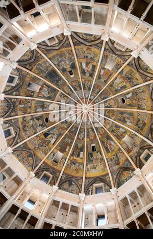 L'intérieur du Baptistère de Parme avec 16 arches qui composent des niches, chacune contenant une scène peinte. Les peintures datent du 13ème siècle Banque D'Images