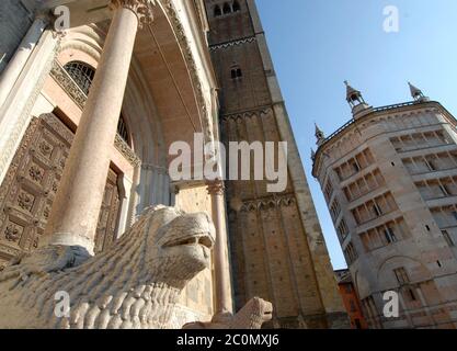 Parme est la capitale italienne de la culture 2020. Le baptistère de Parme est situé à côté de la cathédrale de Parme, symboles de l'architecture gothique romane Banque D'Images