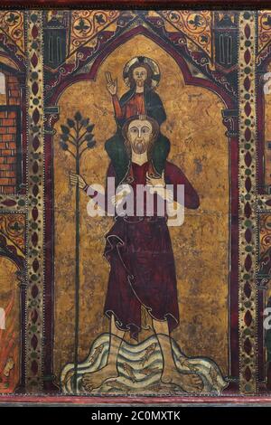 Saint Christopher portant l'enfant Christ représenté dans l'antépendium gothique (autel frontal), connu comme l'Antépendium de Saint Christopher daté du début du XIVe siècle peint par Maître de Soriguerola (Mestre de Soriguerola) Originaire de l'église paroissiale de San Cristóbal de Tocas (Ripollès) dans la province de Gérone en Catalogne, Espagne, aujourd'hui exposée au Musée national d'Art de Catalogne (Museu Nacional d'Art de Catalunya) à Barcelone, Catalogne, Espagne. Banque D'Images