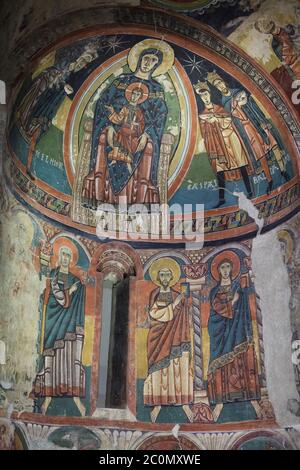 La Vierge Marie et l'adoration des Mages représentés dans la fresque romane médiévale terminée avant 1123 de l'église de Santa Maria de Taüll dans la région de Vall de Boí à Alta Ribagorça en Catalogne, Espagne, maintenant exposée au Musée national d'Art de Catalogne (Museu Nacional d'Art de Catalunya) à Barcelone, Catalogne, Espagne. Banque D'Images