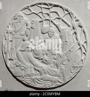 Relief 'sur la guerre' par le sculpteur moderniste espagnol Josep Granyer (1936) exposé au Musée national d'Art de Catalogne (Museu Nacional d'Art de Catalunya) à Barcelone, Catalogne, Espagne. Banque D'Images
