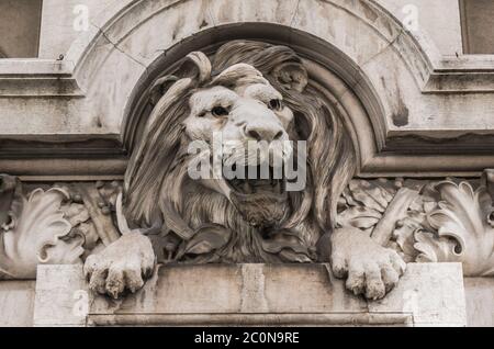 Relief de la tête de lion sur la façade Banque D'Images