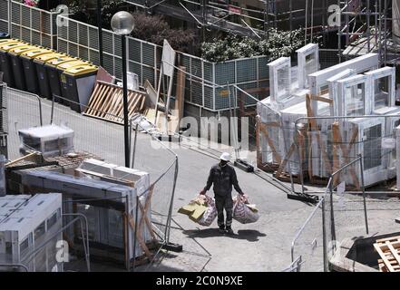 Paris, France. 11 juin 2020. Un travailleur est vu sur un chantier de construction à Clichy, près de Paris, France, le 11 juin 2020. La France a vu un demi-million de destructions nettes d'emplois de paye au premier trimestre 2020, principalement dans l'emploi temporaire, a déclaré le bureau national de statistiques INSEE jeudi. Crédit: Gao Jing/Xinhua/Alay Live News Banque D'Images
