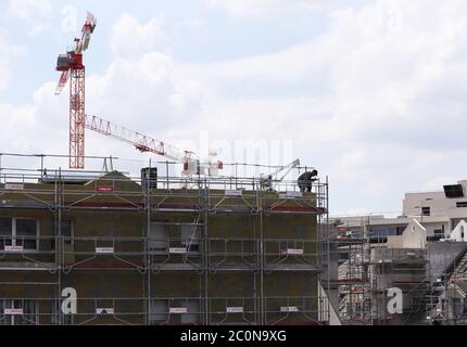 Paris, France. 11 juin 2020. Un travailleur travaille sur un chantier de construction à Clichy, près de Paris, France, le 11 juin 2020. La France a vu un demi-million de destructions nettes d'emplois de paye au premier trimestre 2020, principalement dans l'emploi temporaire, a déclaré le bureau national de statistiques INSEE jeudi. Crédit: Gao Jing/Xinhua/Alay Live News Banque D'Images