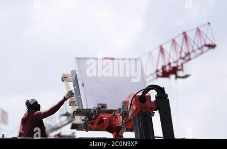 Paris, France. 11 juin 2020. Un travailleur travaille sur un chantier de construction à Clichy, près de Paris, France, le 11 juin 2020. La France a vu un demi-million de destructions nettes d'emplois de paye au premier trimestre 2020, principalement dans l'emploi temporaire, a déclaré le bureau national de statistiques INSEE jeudi. Crédit: Gao Jing/Xinhua/Alay Live News Banque D'Images